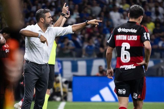 Artur Jorge exalta torcida cruzeirense após vitória contra o Flamengo