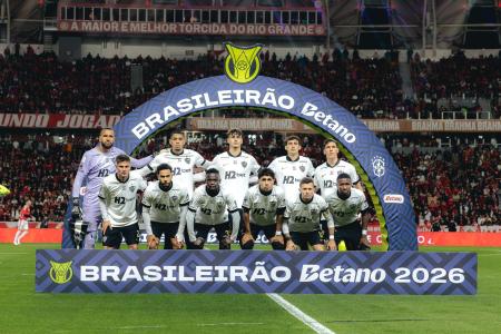 Jogadores do Atlético perfilados antes de jogo do Campeonato Brasileiro