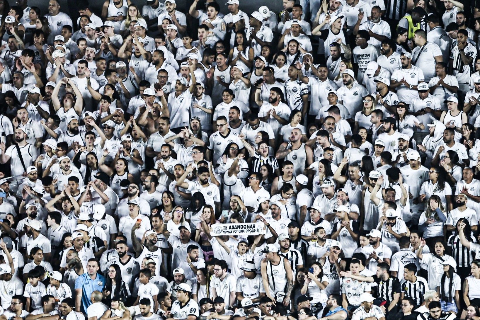 Torcedores picham muro de CT do Santos após derrota para o Palmeiras