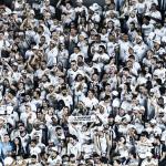 Torcedores picham muro de CT do Santos após derrota para o Palmeiras