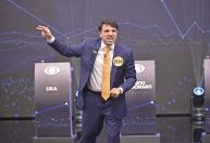 Renan Santos domina presença nas redes sociais em noite do debate, diz Vox Radar