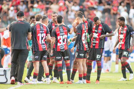 Jogadores do Vitória no clássico contra o Bahia