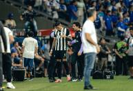 Esposa de Ruan Tressoldi manda recado após zagueiro do Atlético deixar hospital