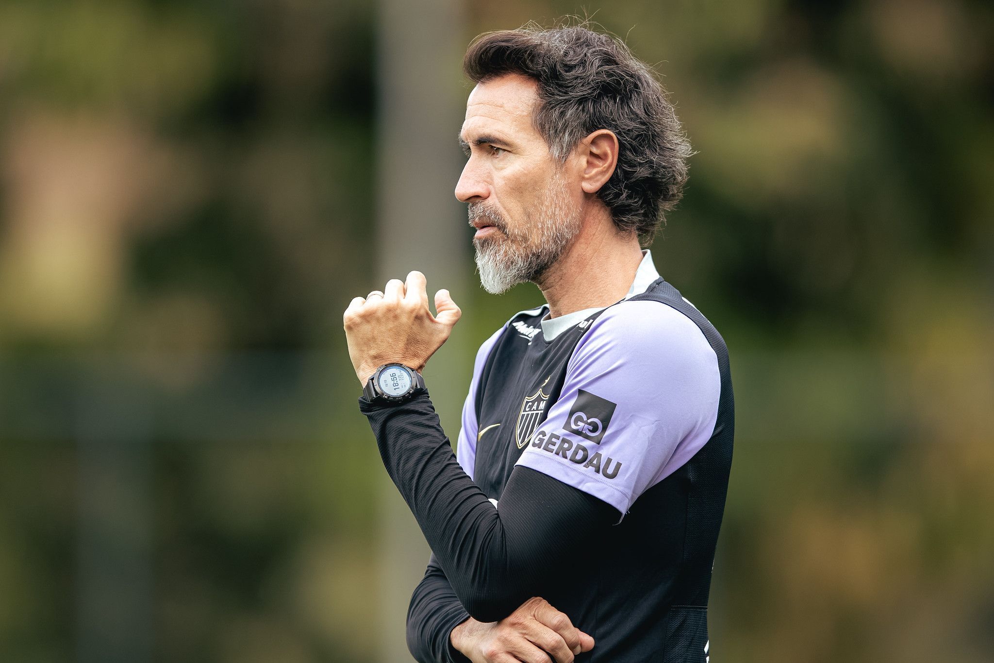 Domínguez perde zagueiro e vive expectativa por meia contra o Vitória; veja opções