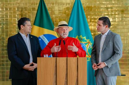 Lula se reúne com Alcolumbre e Motta para discutir pautas prioritárias do governo no Congresso.