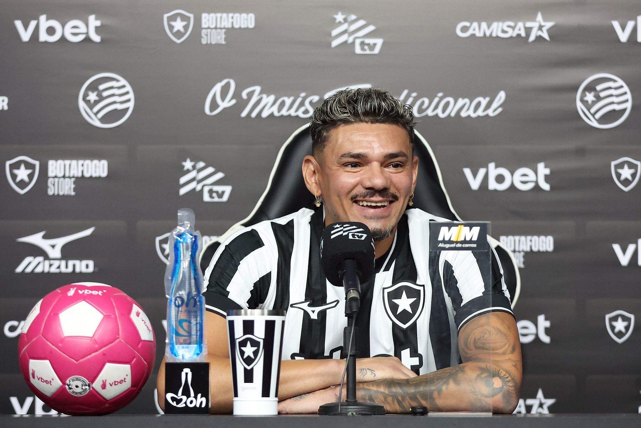 Tiquinho Soares é reapresentado no Botafogo: 'Estou aqui pelo meu coração'