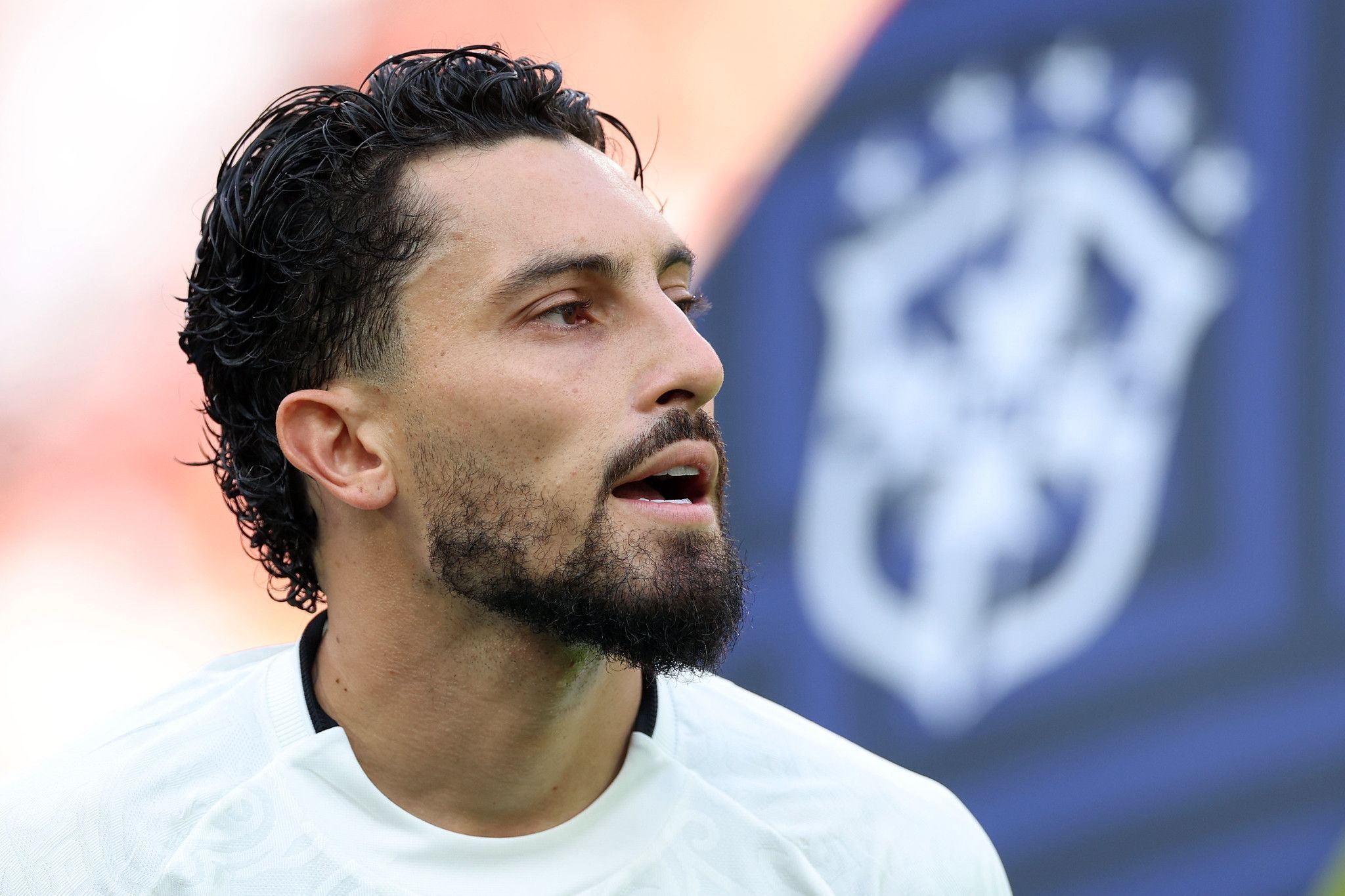 Alex Telles deixa clássico com dores e pode virar problema para o Botafogo