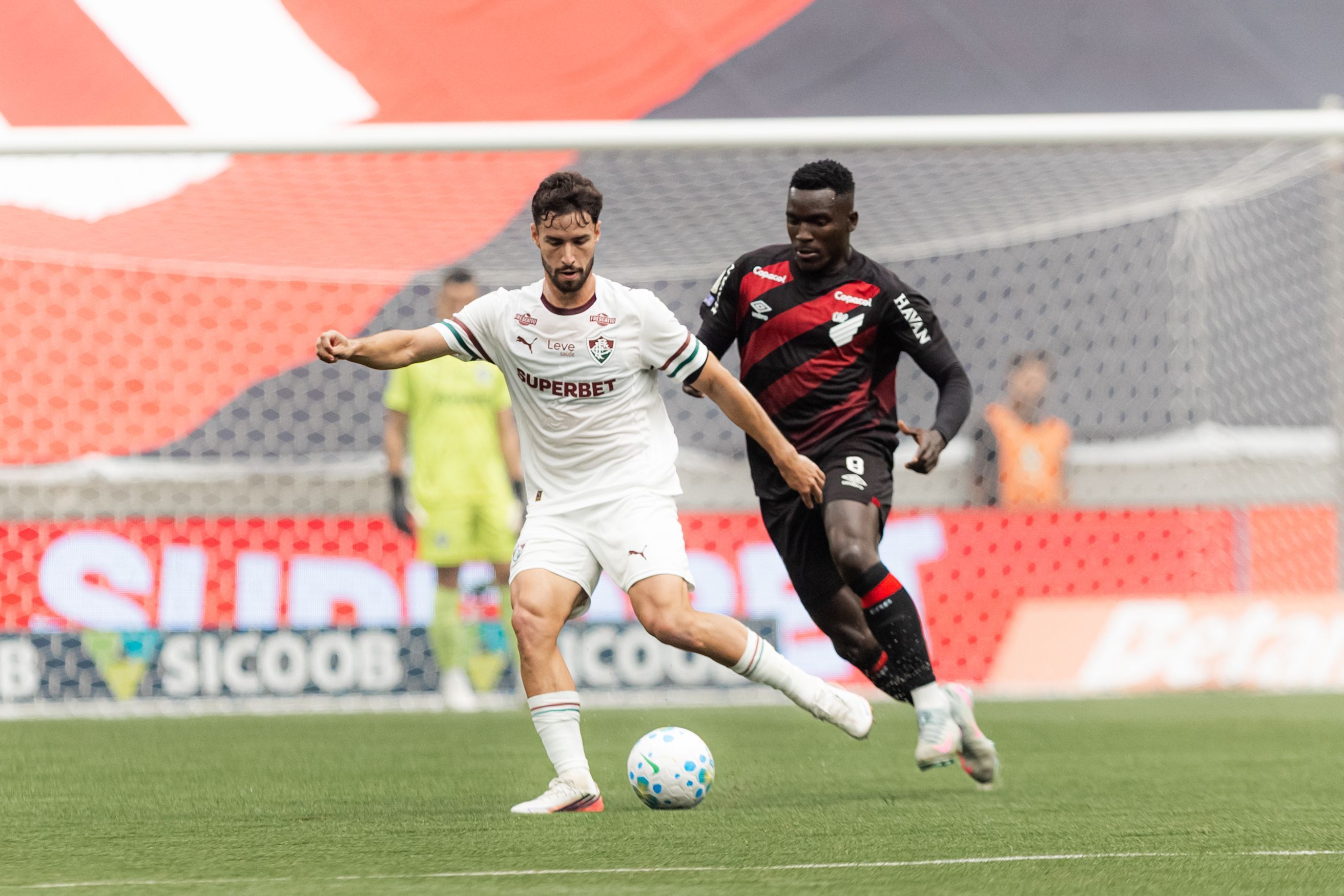 Em jogo eletrizante de seis gols, Athletico-PR e Fluminense empatam pelo Brasileirão