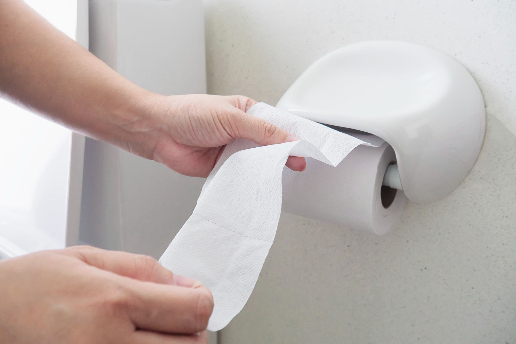Colocar o papel higiênico para frente ou para trás: qual é o correto, segundo especialistas