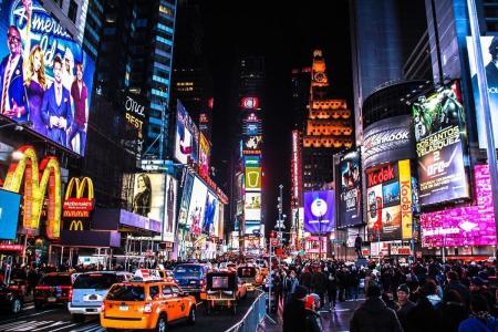 Times Square é um dos cartões-postais mais conhecidos de Nova York e costuma estar entre as primeiras paradas de quem visita a cidade.