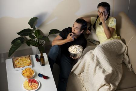 A psicologia explica por que algumas pessoas preferem ficar em casa no sábado