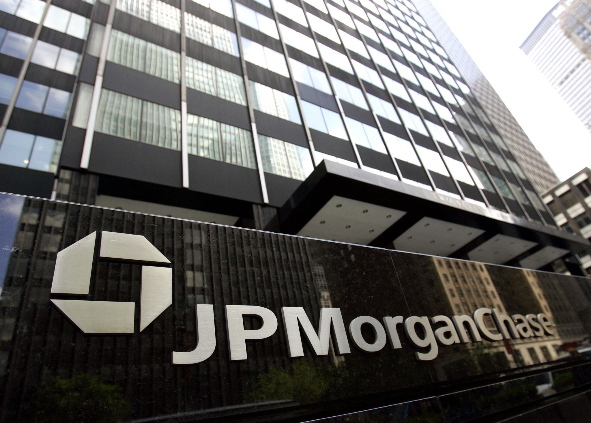 JPMorgan rebaixa recomendação no Brasil para neutro e prevê fim dos cortes na Selic