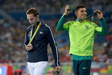 Thiago comemora medalha de ouro conquistada no Rio de Janeiro
