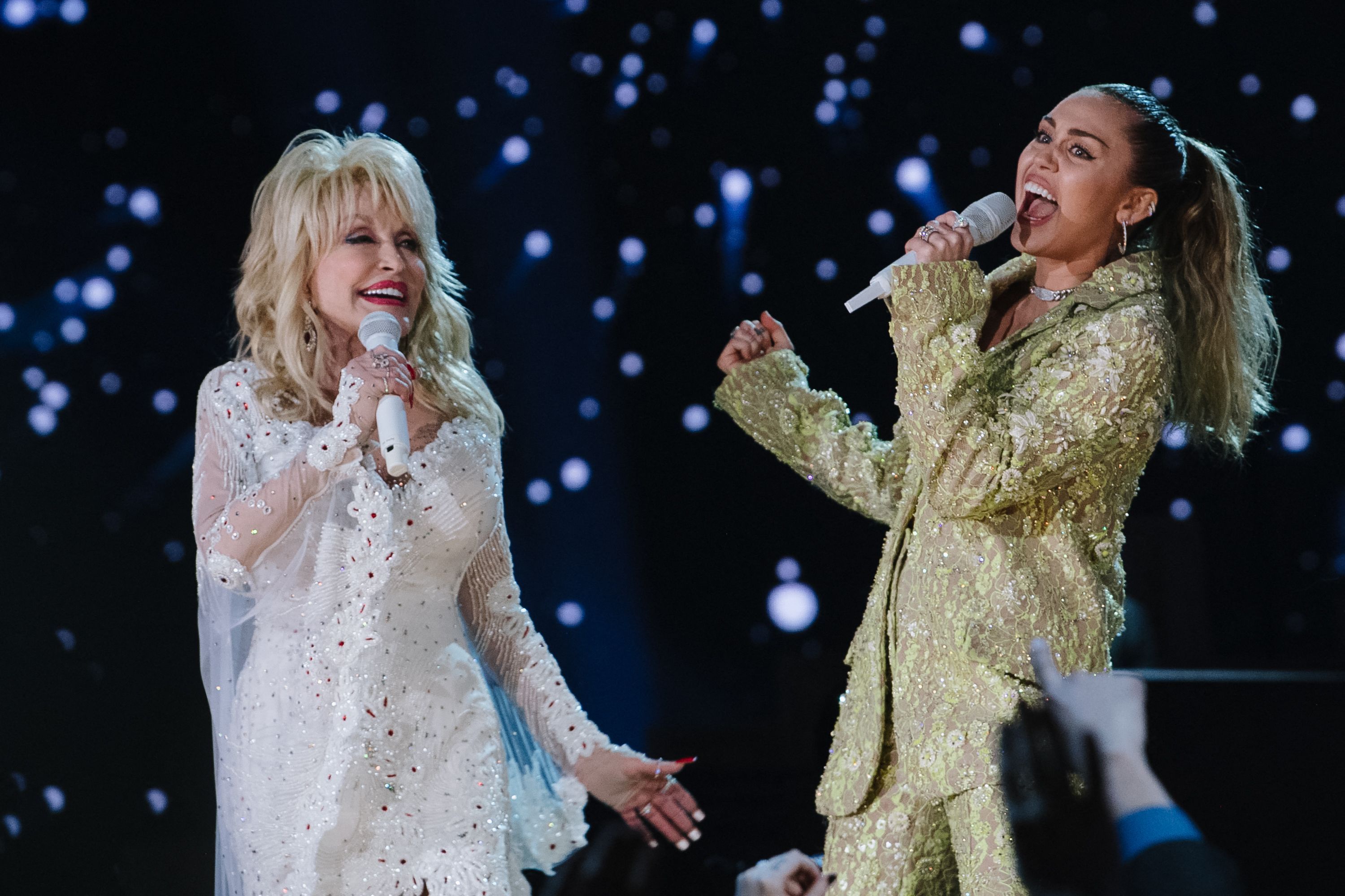 Madrinha de Miley Cyrus, Dolly Parton morreu em data marcante para a cantora