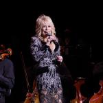 Saltos altos, perucas ainda maiores: o estilo singular de Dolly Parton