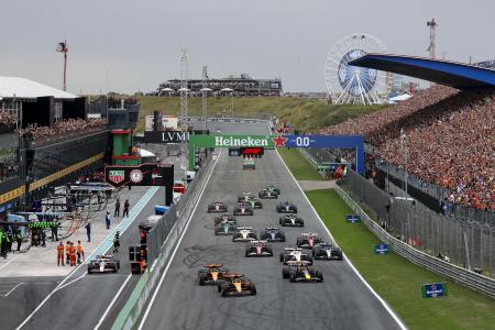 Carros da F1 em ação no Circuito de Zandvoort