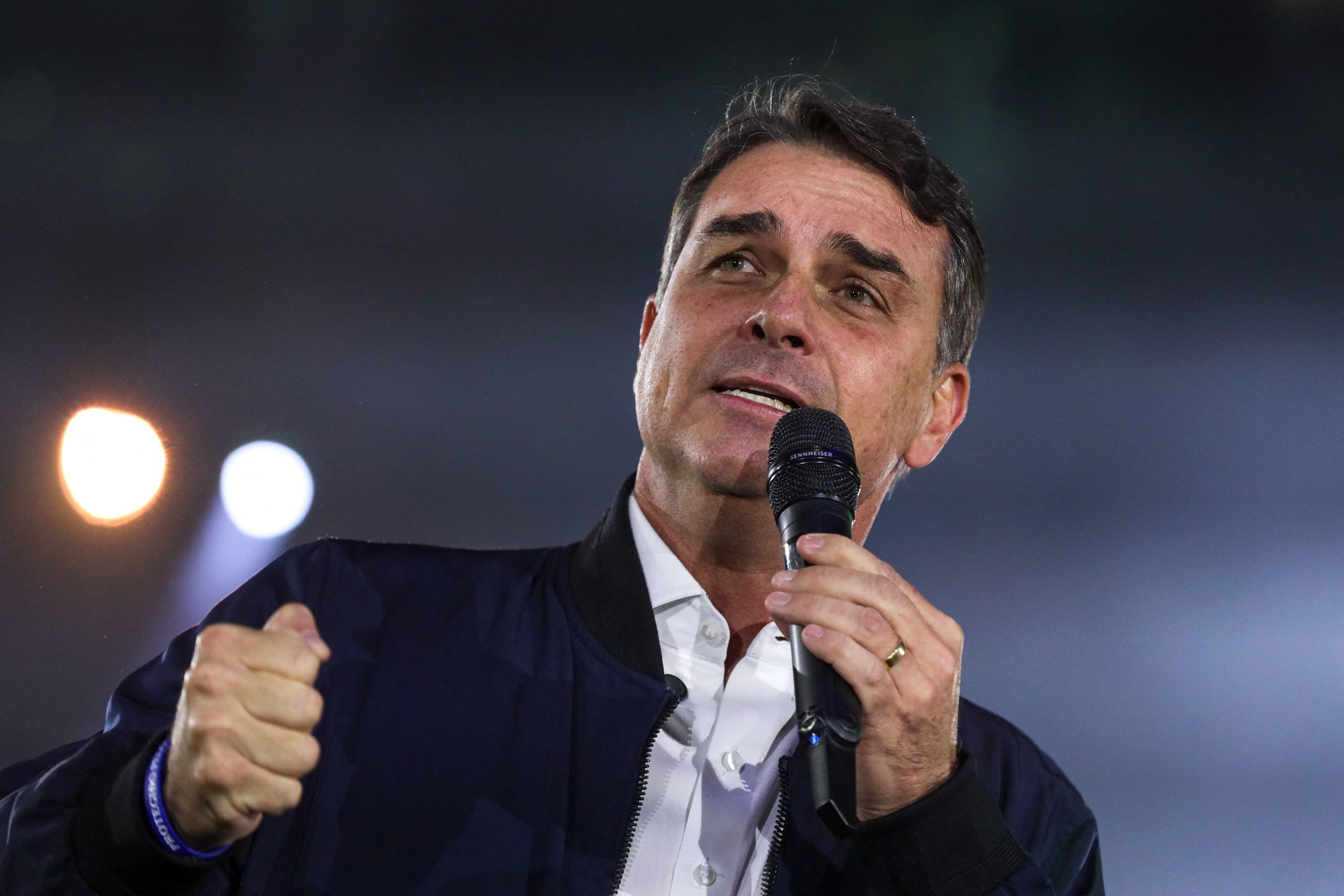 Flávio Bolsonaro defende anistia e endurece discurso contra governo Lula