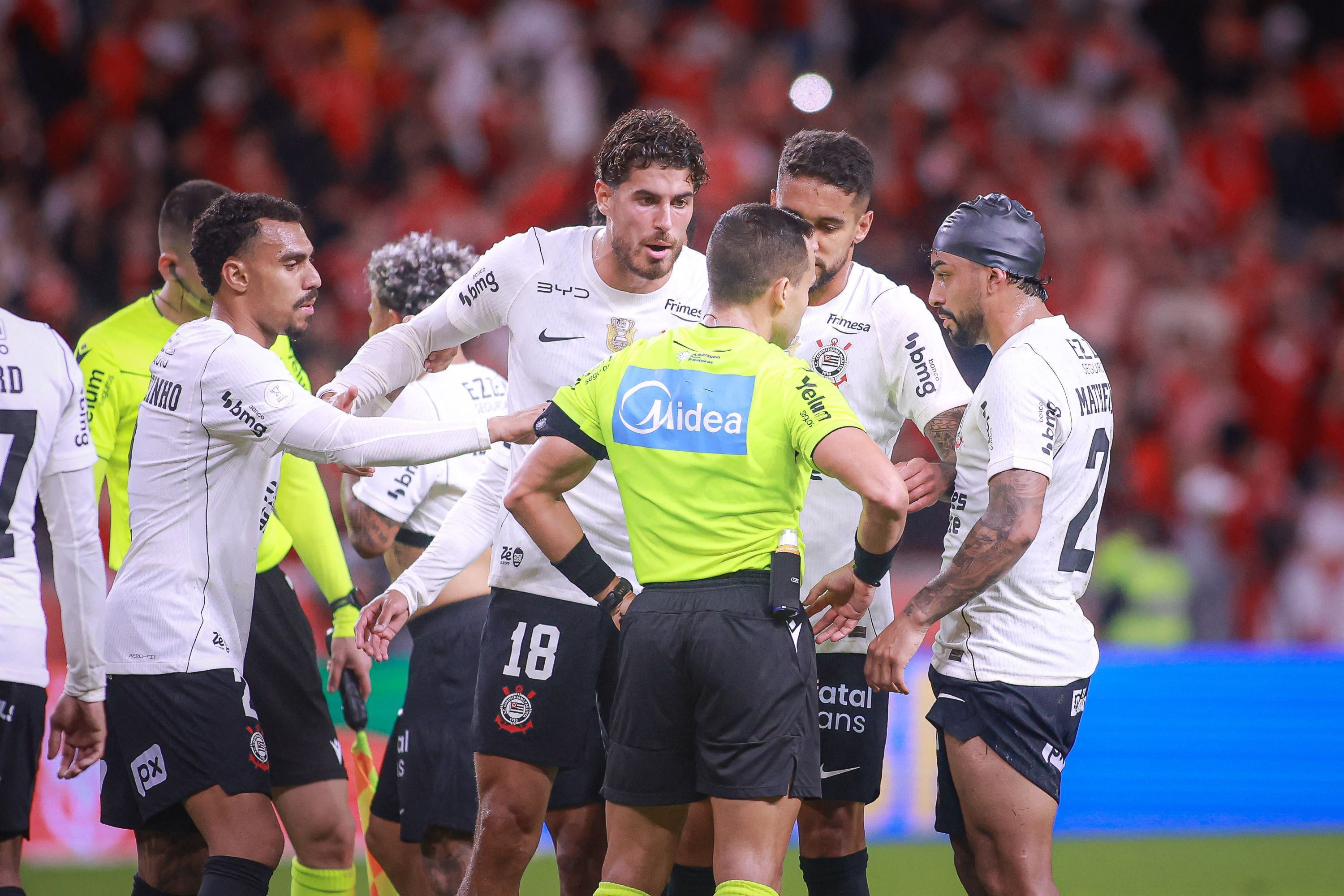 Garro revela problemas com árbitro em Inter x Corinthians: 'Posso ser expulso'