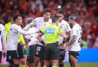 Garro revela problemas com árbitro em Inter x Corinthians: 'Posso ser expulso'