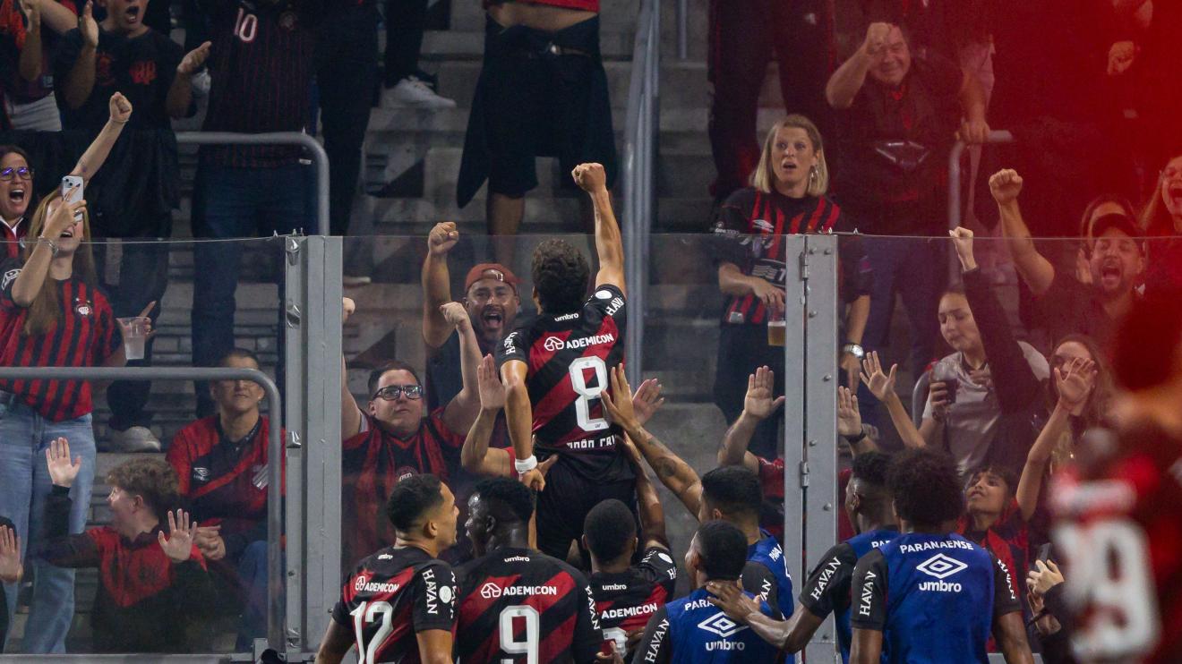 Athletico-PR bate Vitória e abre boa vantagem nas oitavas da Copa do Brasil