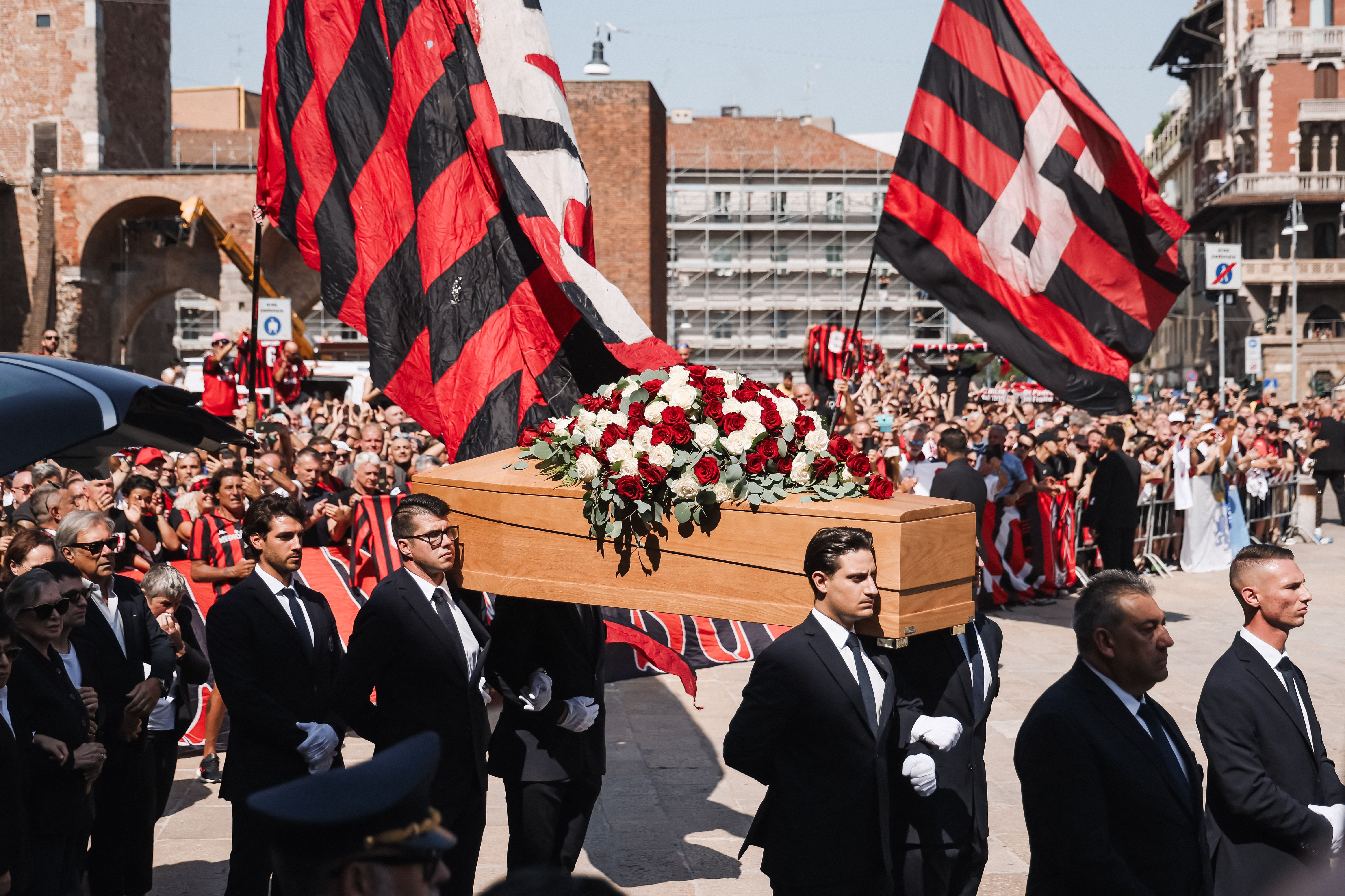 Funeral de lenda do futebol leva multidão e celebridades às ruas na Itália; veja