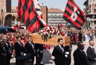 Funeral de lenda do futebol leva multidão e celebridades às ruas na Itália; veja