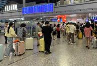 Tufão Dolphin provoca mais de 1 milhão de evacuações na China; milhares de voos são cancelados