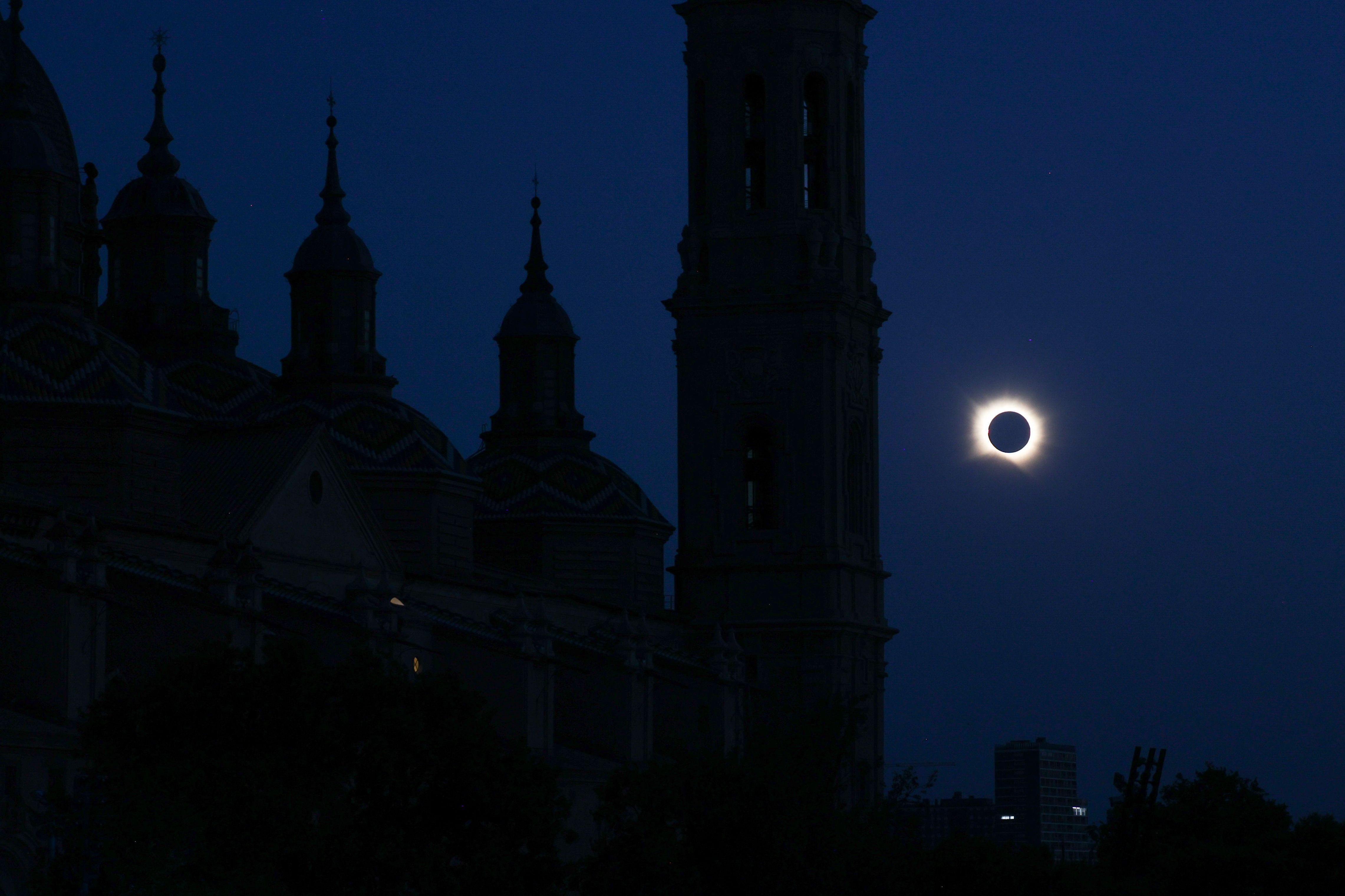 Eclipse solar total transforma dia em noite no Hemisfério Norte; veja vídeo