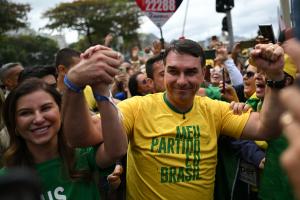 Flávio inicia campanha com áudio de Bolsonaro e diz que Brasil tem ‘nojo’ de Brasília