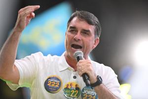 Senador Flávio Bolsonaro usou passaporte italiano para sair da Argentina