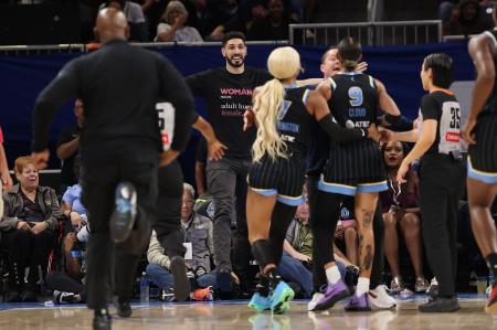 Kanter se envolveu em confusão com Natasha Cloud durante jogo da WNBA