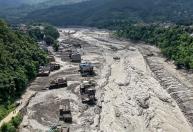 Vídeo: equipes de resgate trabalham em busca de sobreviventes no Nepal após enchente