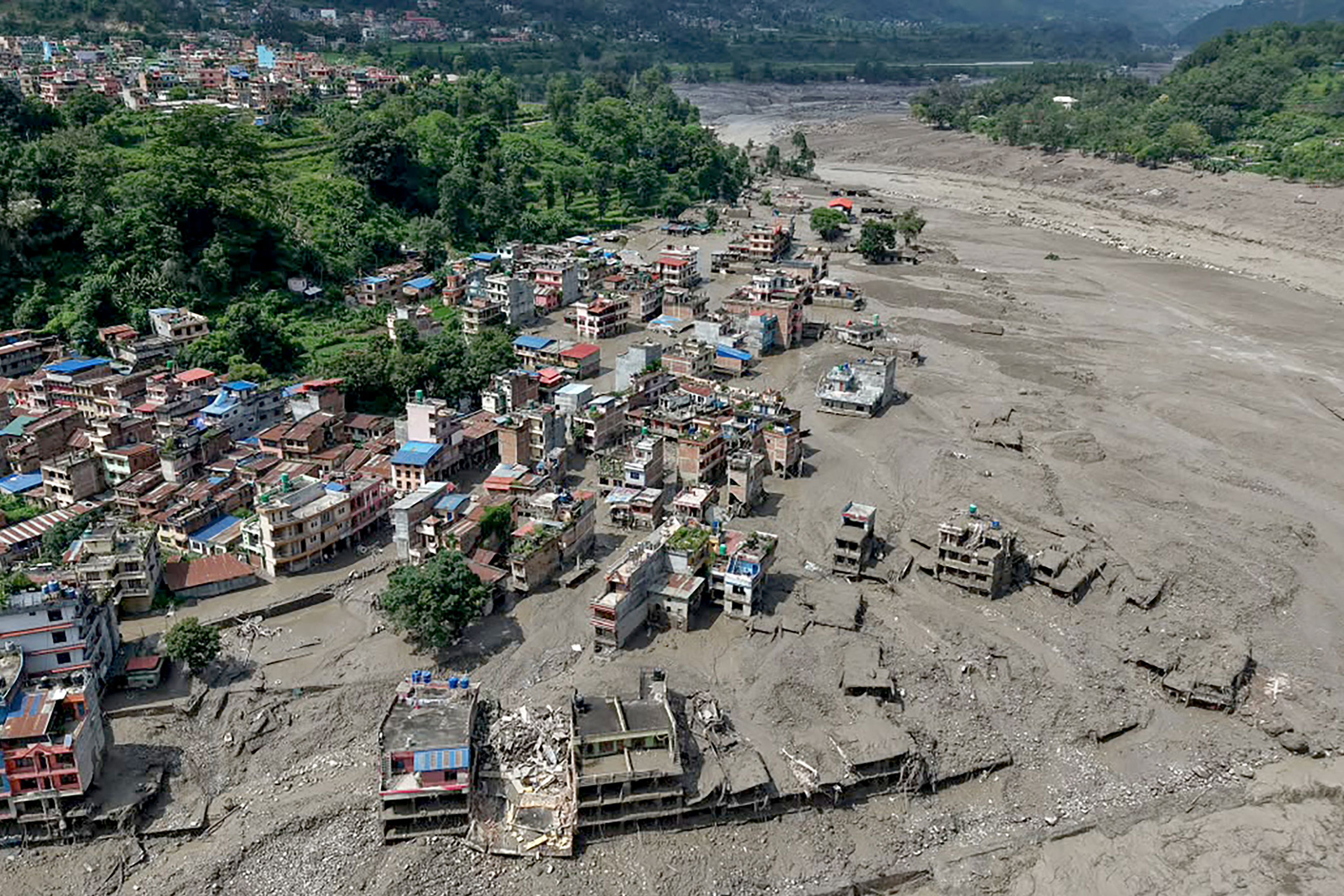 Enchente no Nepal deixa ao menos 384 viajantes desaparecidos
