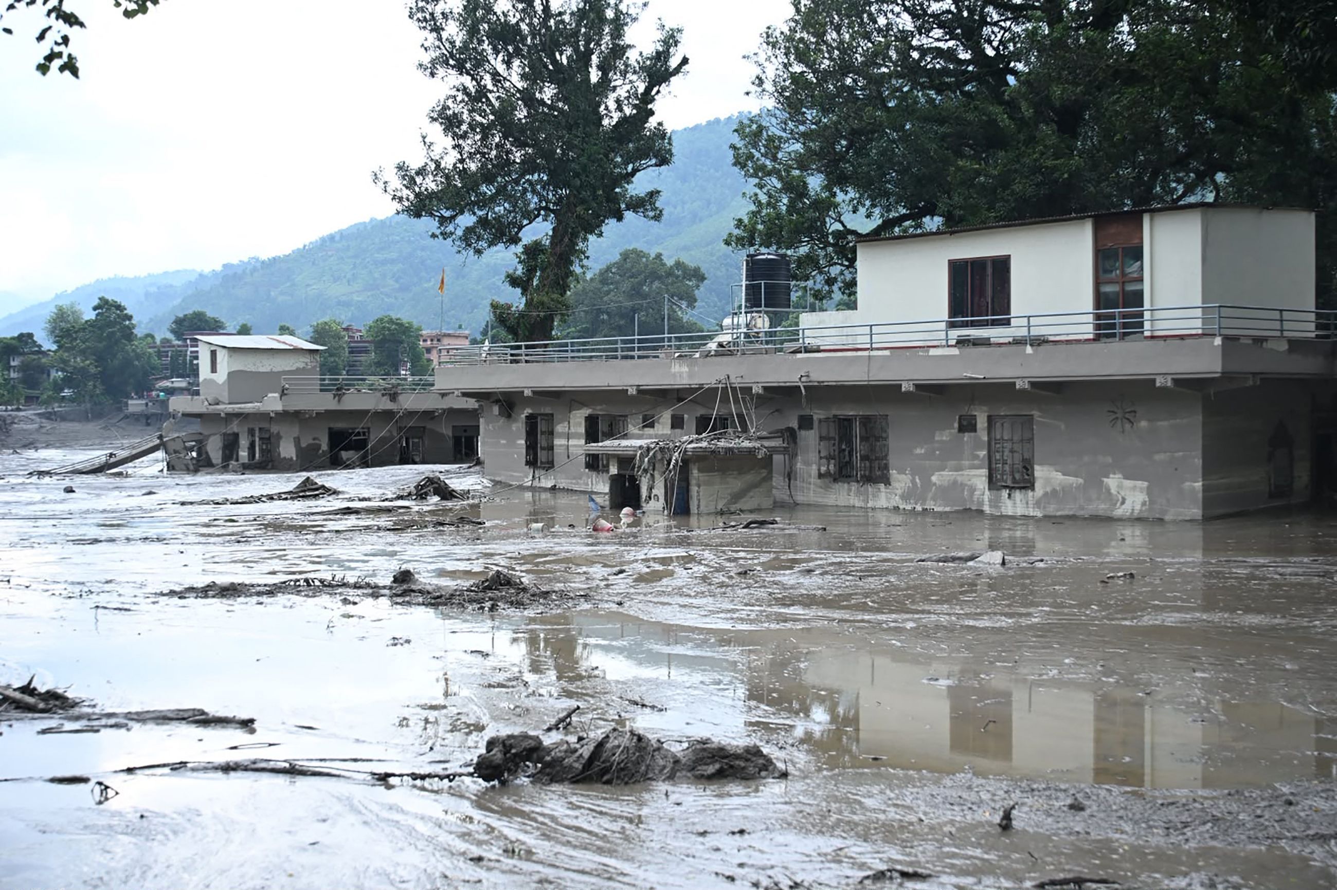 Vídeo flagra momento em que enchente devastadora atinge o Nepal; 31 pessoas morreram