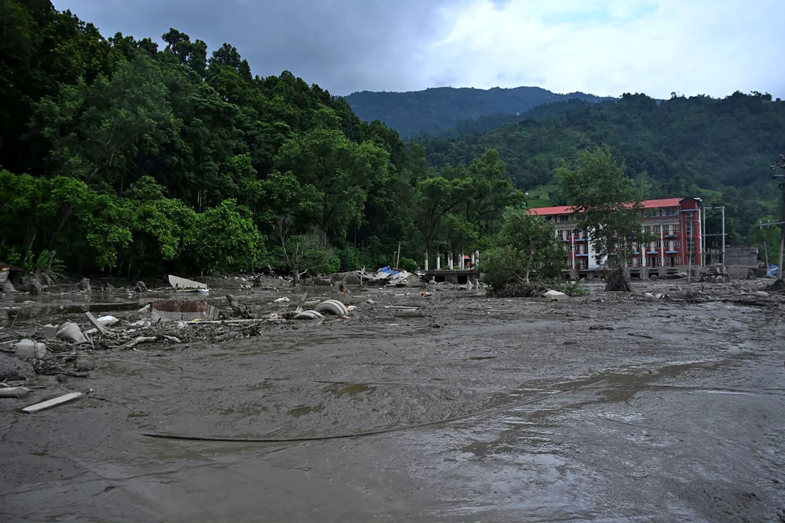 Sobe para 95 o número de mortos devido à enchente no Nepal