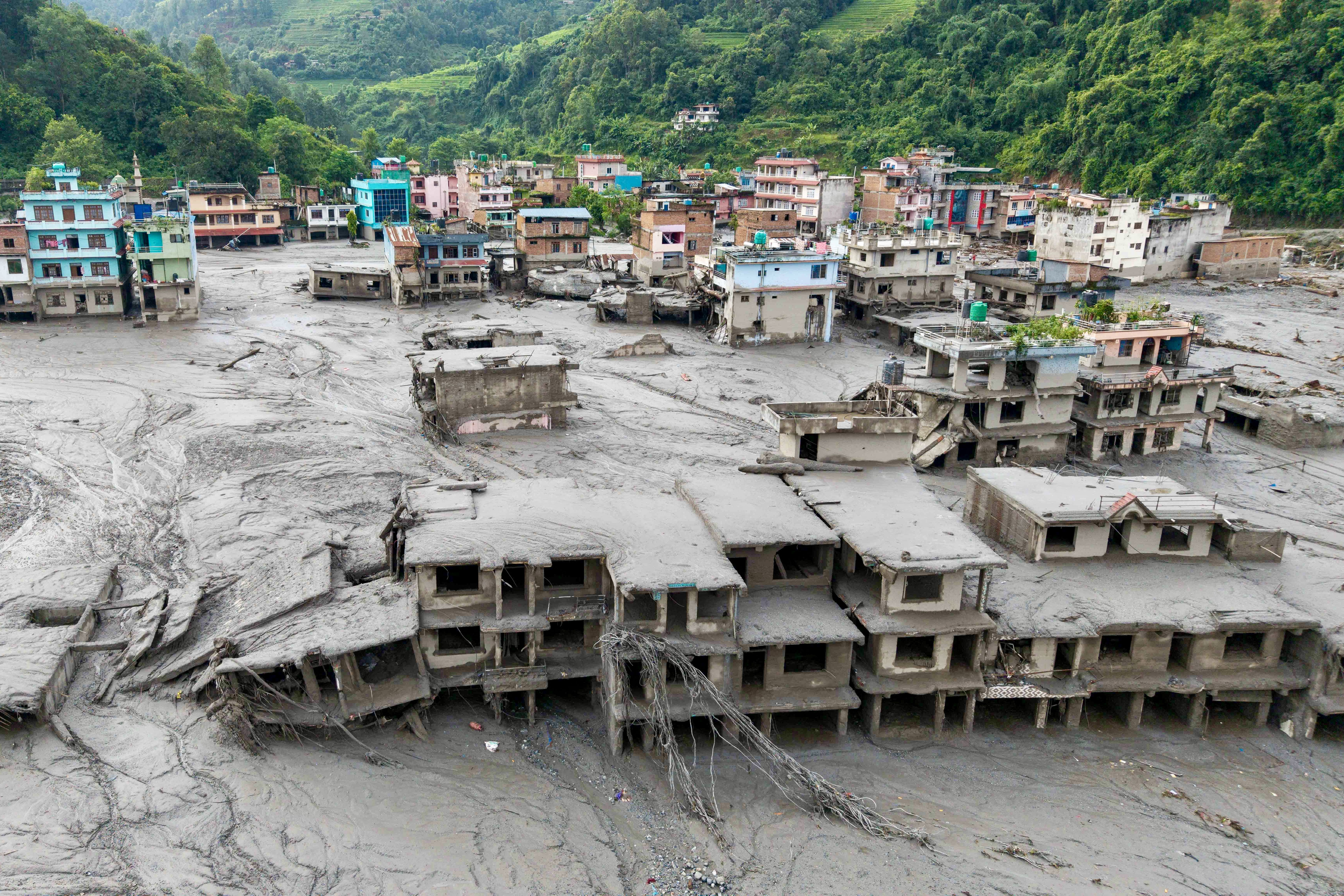 Podcast Notícias do Dia: passa de 360 o número de mortos em avalanche no Nepal
