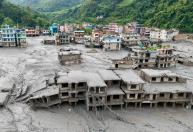 Podcast Notícias do Dia: passa de 360 o número de mortos em avalanche no Nepal
