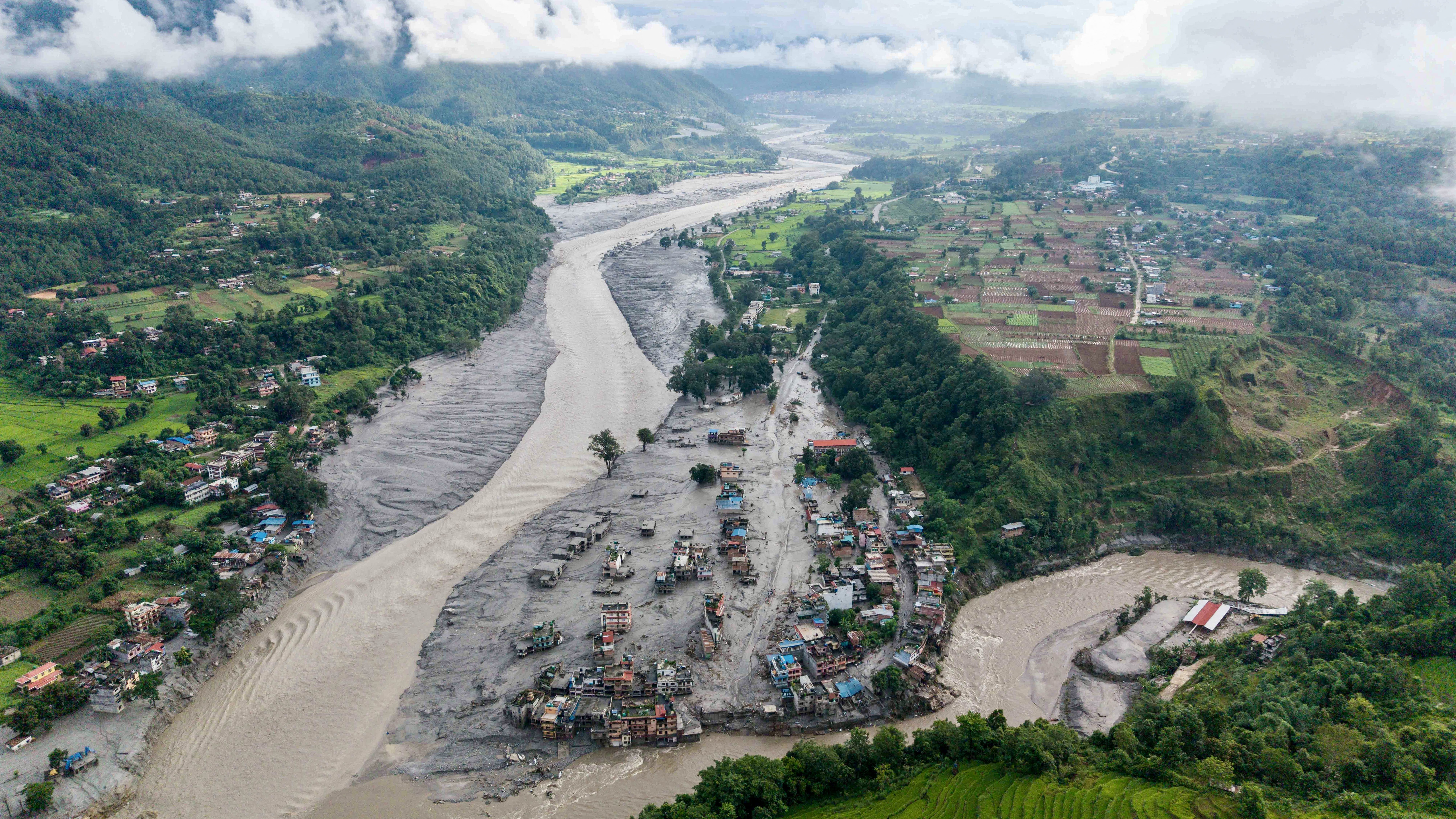 Grupo de turistas escapa por pouco de tragédia no Nepal após ação de guia; entenda