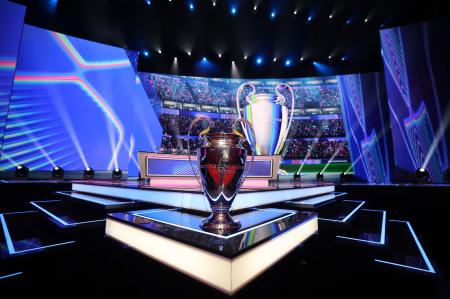 Troféu da Uefa Champions League durante sorteio realizado nesta quinta-feira (27)