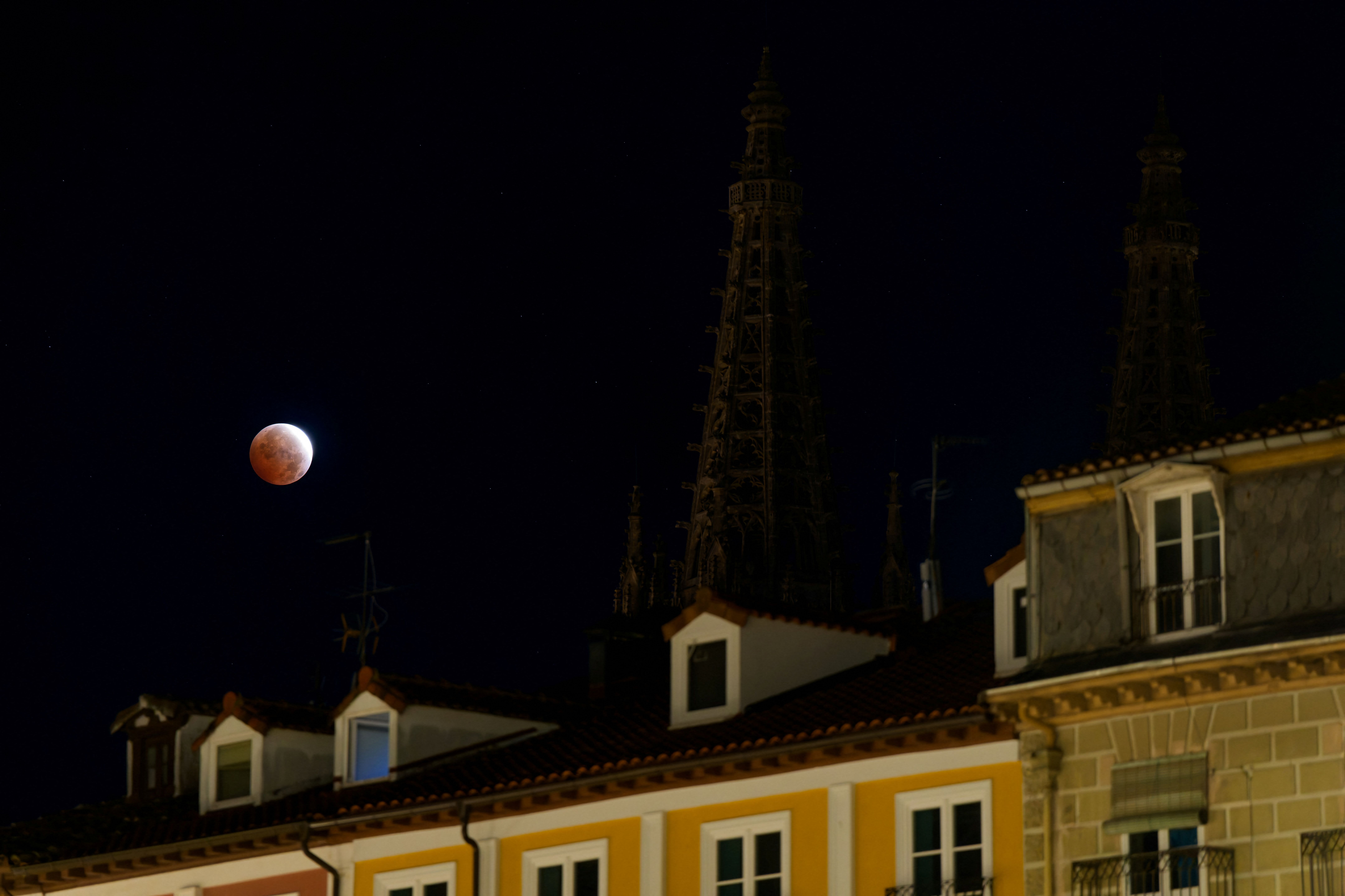 Vídeo: morador registra eclipse lunar parcial no interior de São Paulo