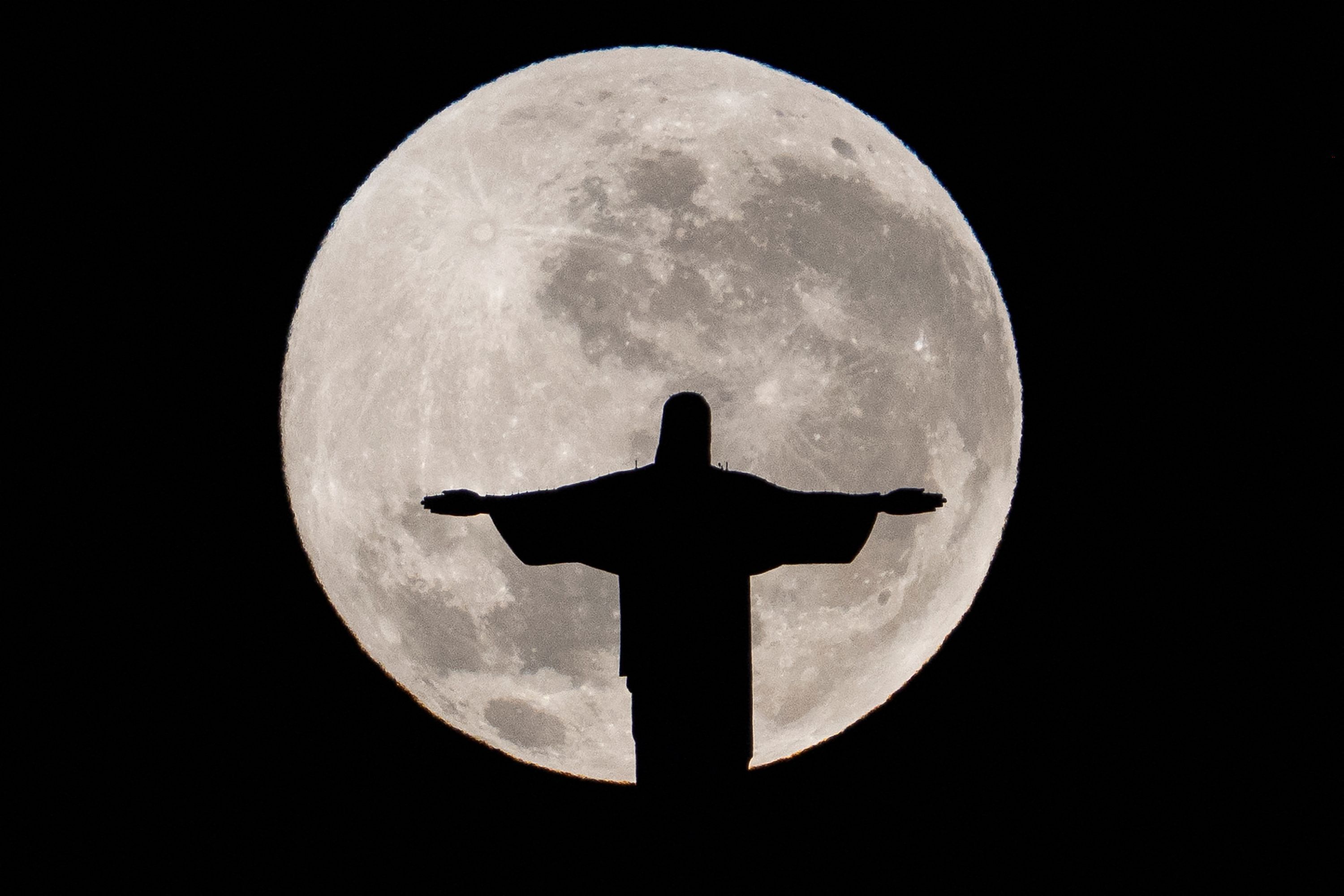 Eclipse lunar parcial: veja fotos do fenômeno pelo mundo