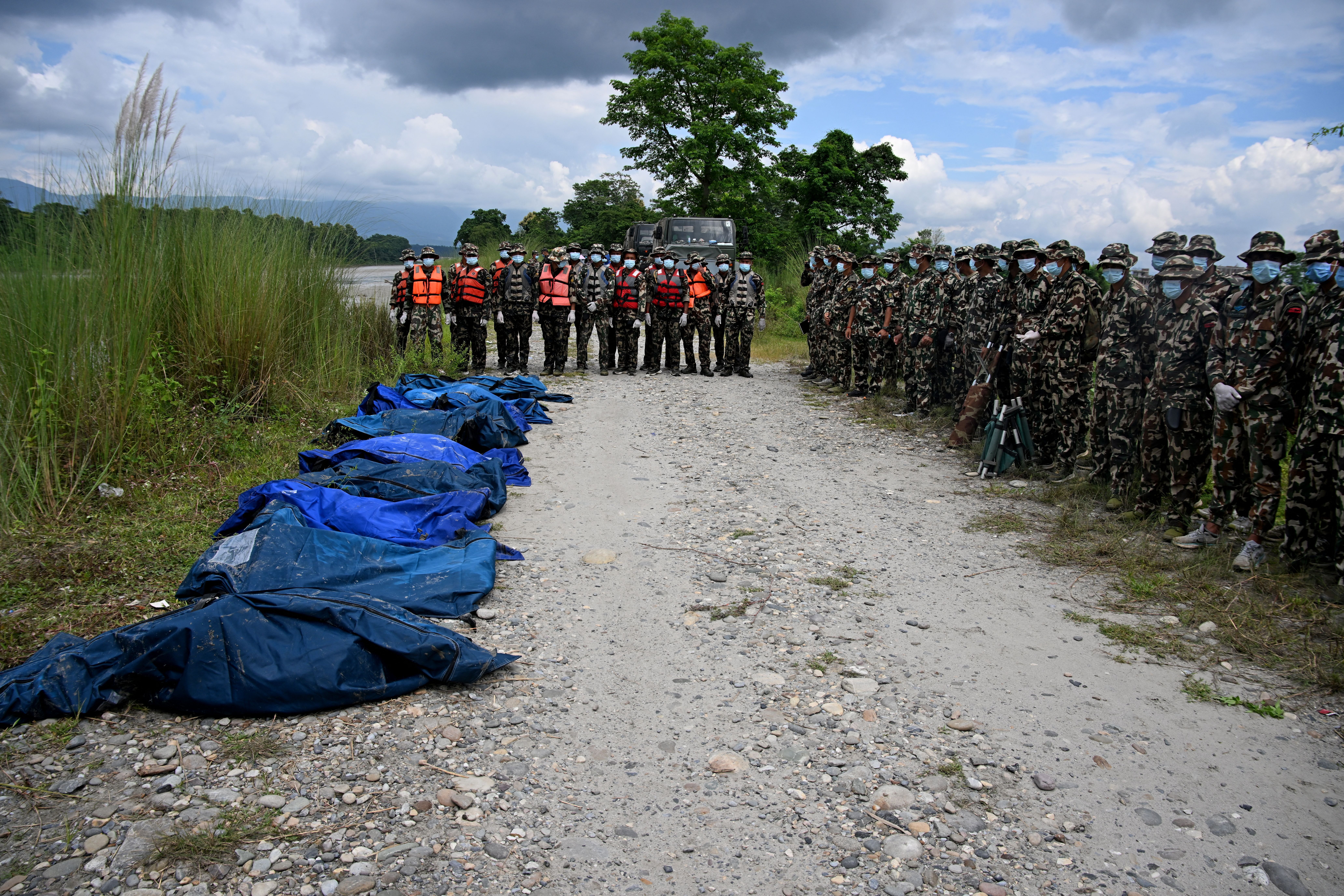 Nepal registra 939 mortes devido à enchente; buscas entram no 5º dia