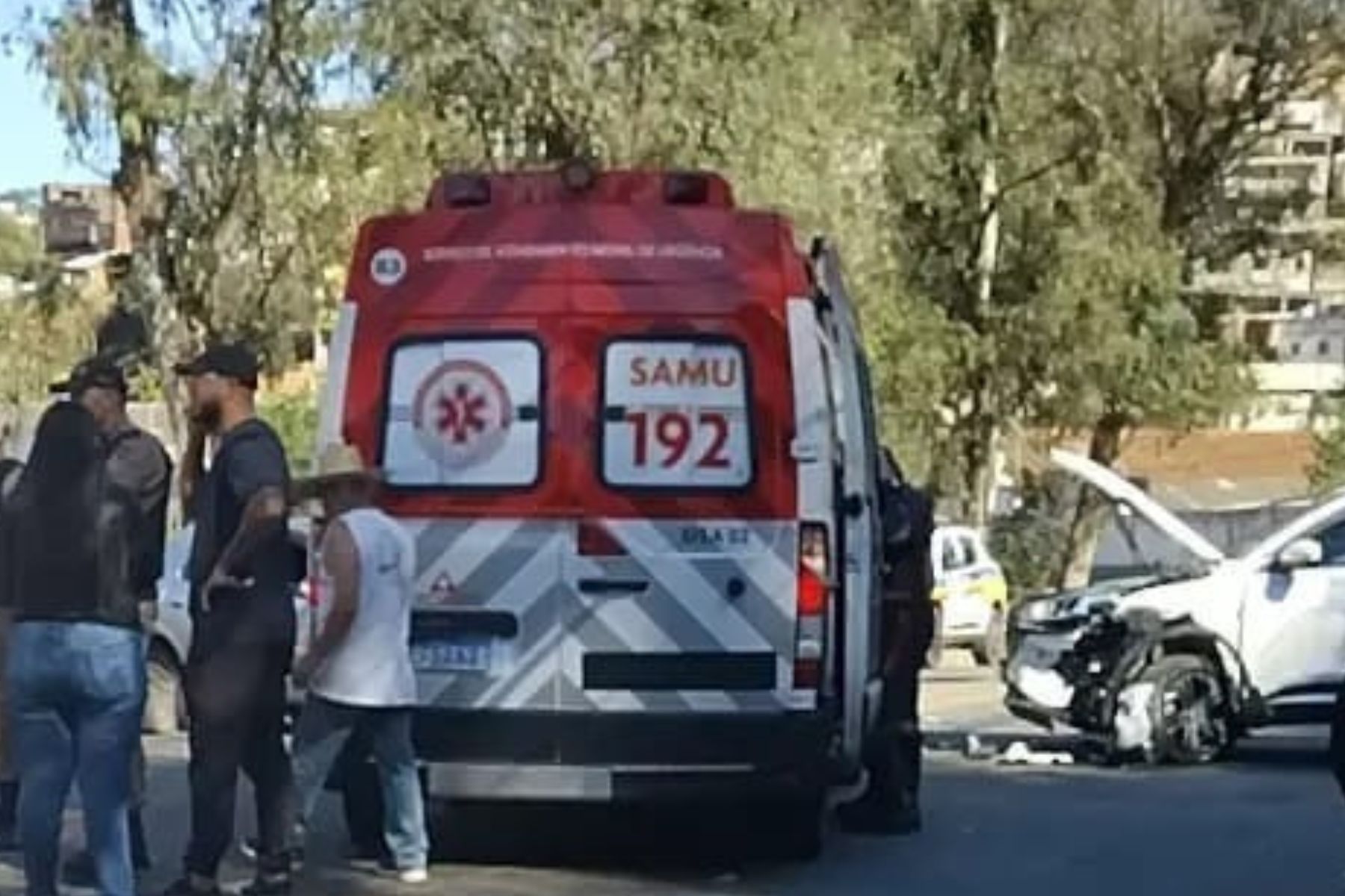 Acidente causa interdição na Avenida Francisco Valadares em Juiz de Fora