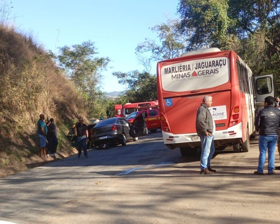 Colisão entre carro e ônibus deixa uma pessoa ferida em Cava Grande, Marliéria 