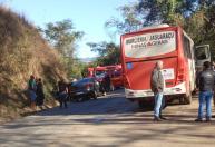 Colisão entre carro e ônibus deixa uma pessoa ferida em Cava Grande, Marliéria