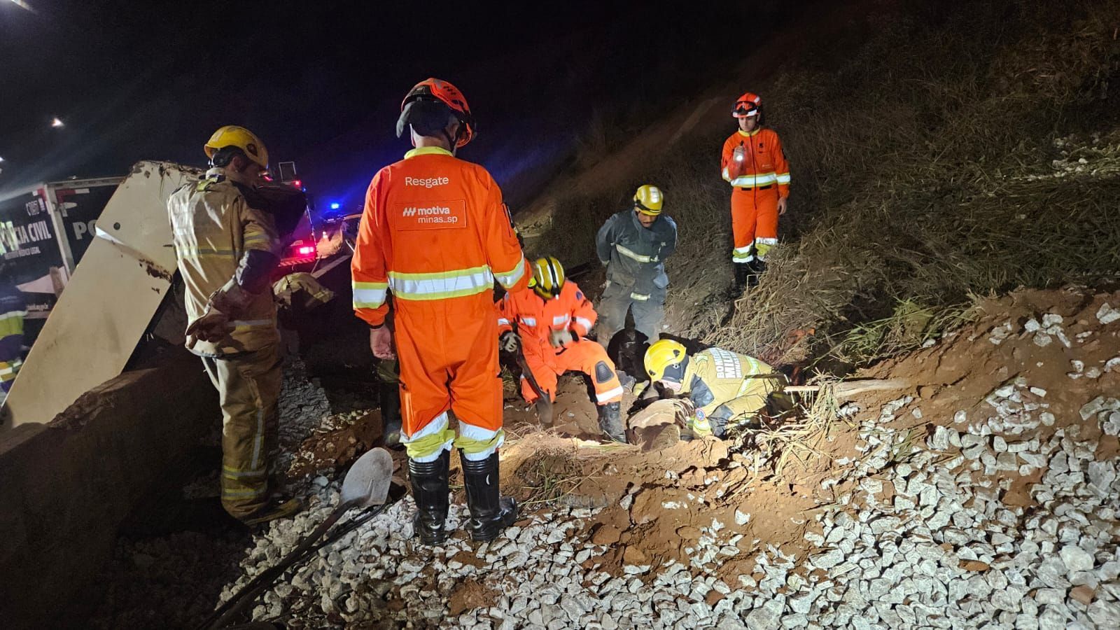 Terceira vítima de tragédia com carretas na BR-381 é localizada sob carga de brita