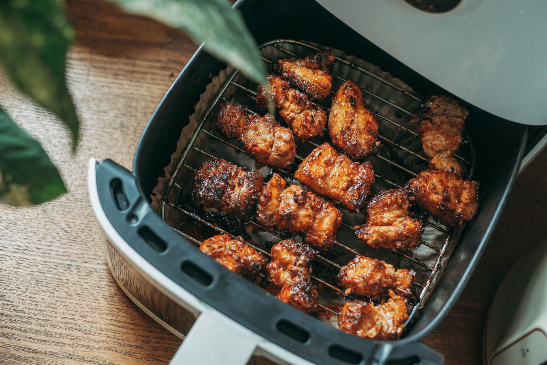 Como limpar a air fryer do jeito certo e deixar o aparelho livre de gordura