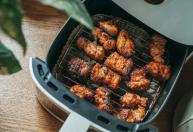 Como limpar a air fryer do jeito certo e deixar o aparelho livre de gordura