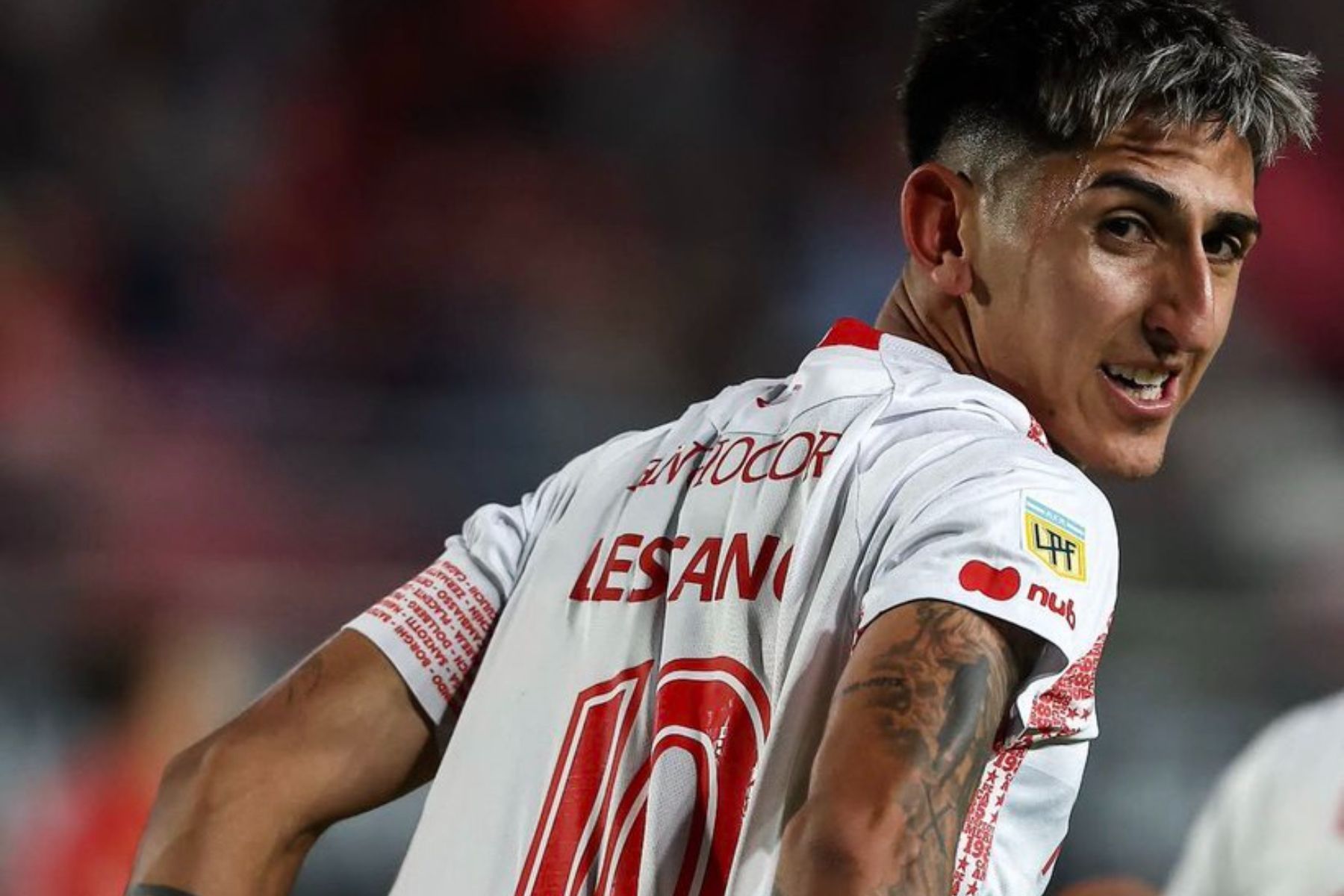 Vasco faz contatos por meia titular de clube argentino e analisa proposta