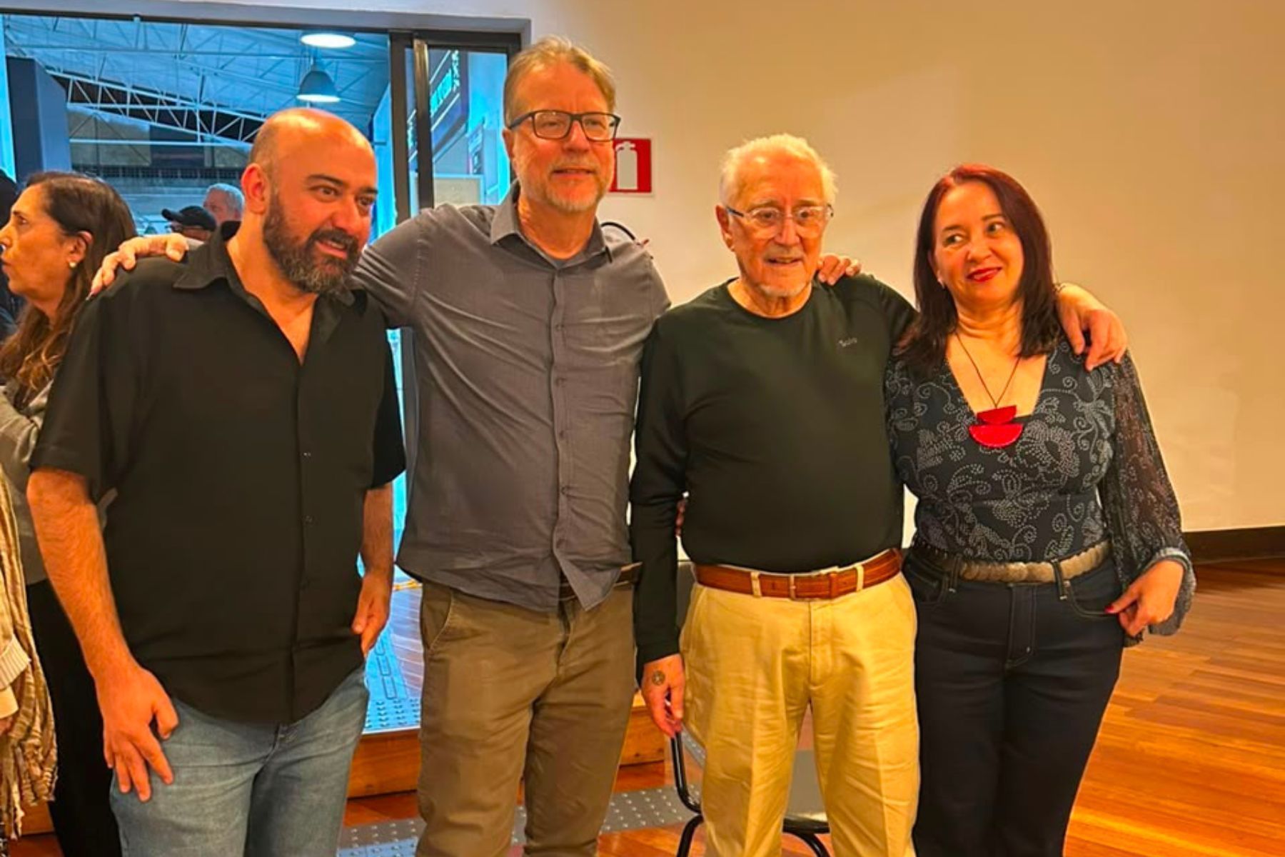 Eliardo França costura literatura, história e desenho em 'Traço e memória'